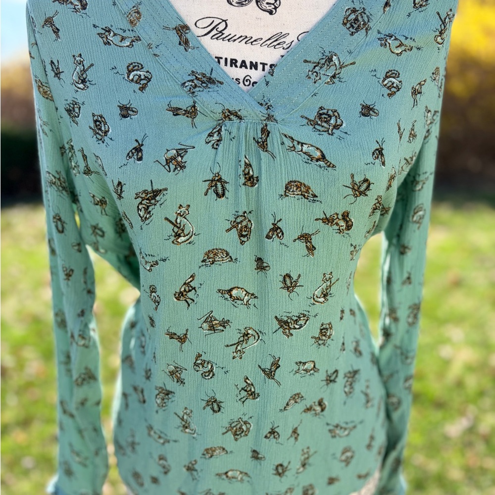 HINGE Women’s SM Woodland Print Green Long Sleeve Top Rayon
